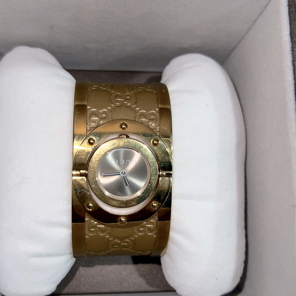 Beautiful gold watch I bought this from Macys used only couple times